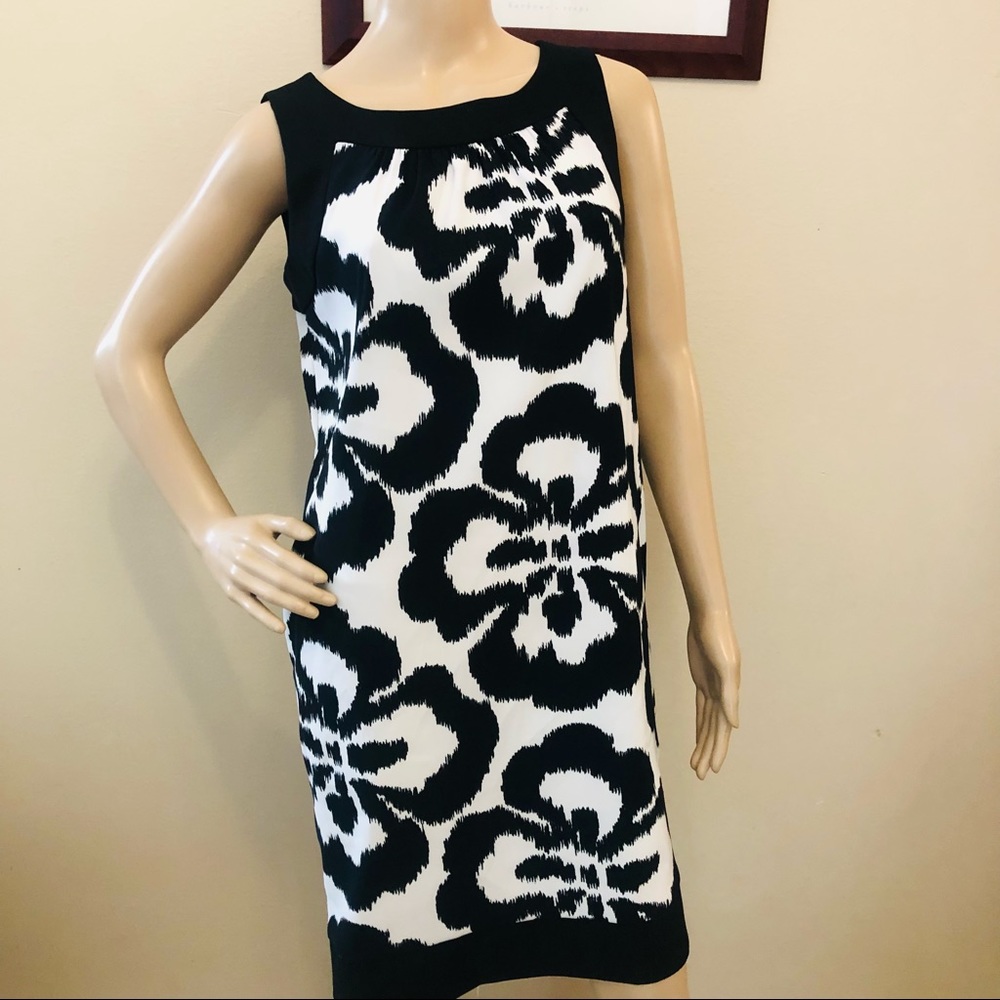AB Studio Bold Black & White Floral Sleeveless Shift Dress - Size 6